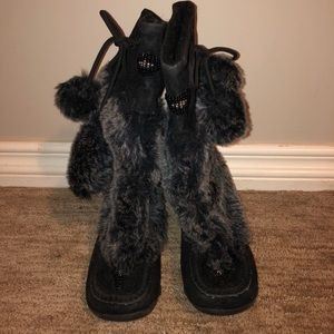Black boots with the furrr